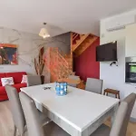 Pet Friendly In نوشيرا تيرينيزي